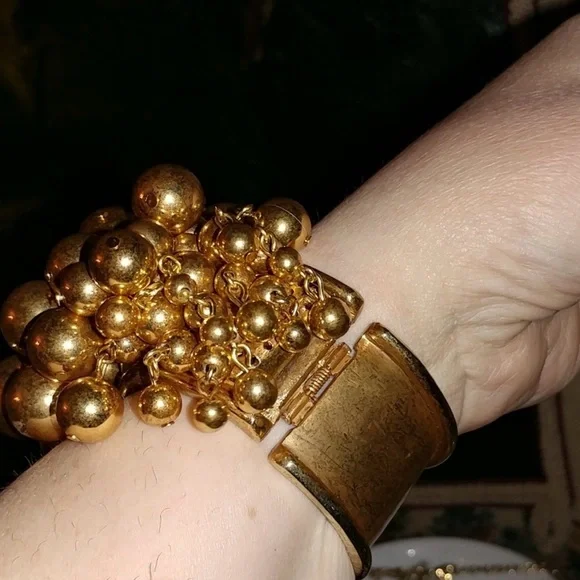 Oscar de La Renta, runway Elegant Gold Beaded Bracelet. - Picture 6 of 14